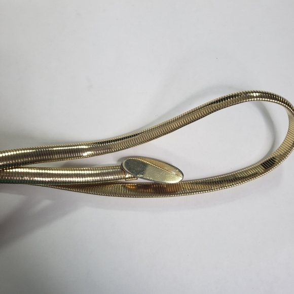 Vintage gold stretch belt oval buckle - Picture 4 of 4